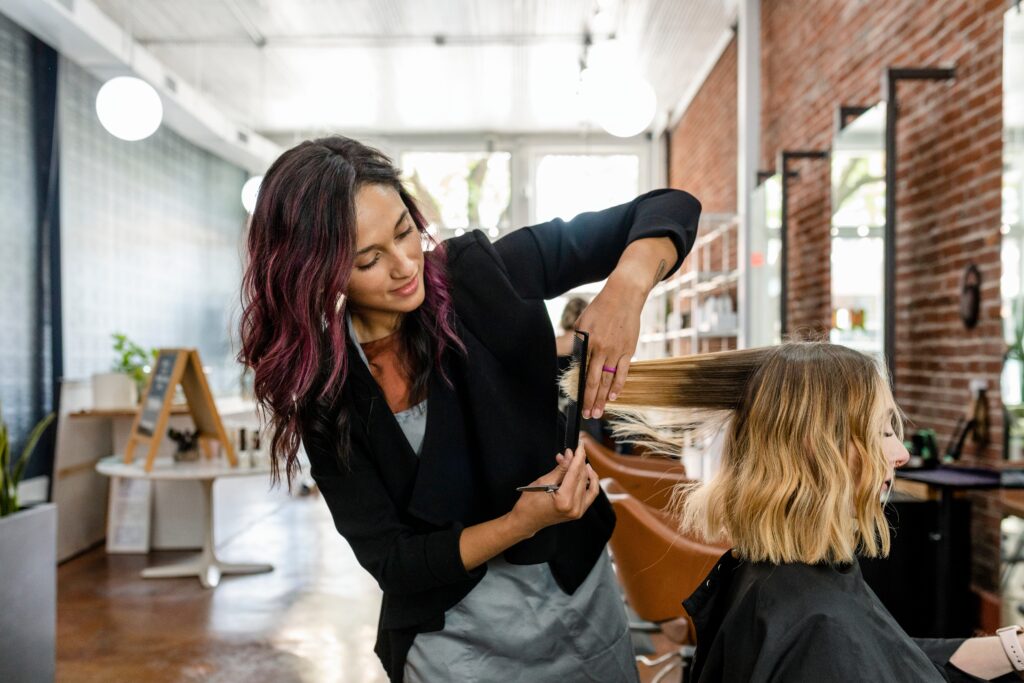 Hairstylist,Trimming,Hair,Of,The,Customer,In,A,Beauty,Salon